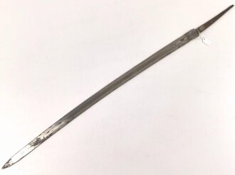 Klinge für eine Blankwaffe, Länge 69cm, Gesamtlänge 82,5cm,  Breite 26,7mm. Alter und Herkunft unbekannt.