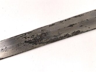 Klinge für eine Blankwaffe, Länge 69cm, Gesamtlänge 82,5cm,  Breite 26,7mm. Alter und Herkunft unbekannt.