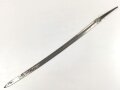 Klinge für eine Blankwaffe, Länge 69cm, Gesamtlänge 82,5cm,  Breite 26,7mm. Alter und Herkunft unbekannt.