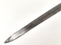Klinge für eine Blankwaffe, Länge 69cm, Gesamtlänge 82,5cm,  Breite 26,7mm. Alter und Herkunft unbekannt.