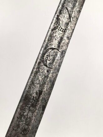 Klinge für eine Blankwaffe, Länge 36,5cm, Gesamtlänge 50,5cm,  Breite 20,5mm. Alter und Herkunft unbekannt.