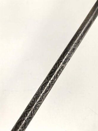 Klinge für eine Blankwaffe, Länge 47cm, Gesamtlänge 55cm,  Breite 5,7mm. Alter und Herkunft unbekannt.