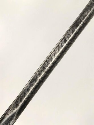 Klinge für eine Blankwaffe, Länge 47cm, Gesamtlänge 55cm,  Breite 5,7mm. Alter und Herkunft unbekannt.