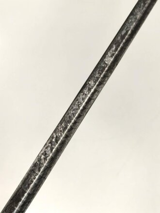 Klinge für eine Blankwaffe, Länge 47cm, Gesamtlänge 55cm,  Breite 5,7mm. Alter und Herkunft unbekannt.