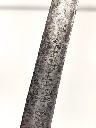 Klinge für eine Blankwaffe, Länge 45cm, Gesamtlänge 58cm,  Breite 22mm. Alter und Herkunft unbekannt.