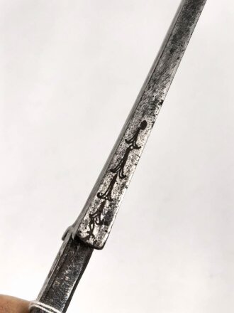 Klinge für eine Blankwaffe, Länge 45cm, Gesamtlänge 58cm,  Breite 22mm. Alter und Herkunft unbekannt.