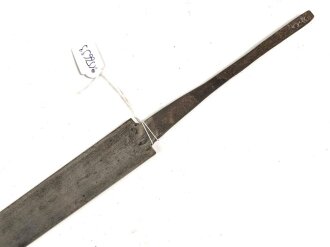 Klinge für eine Blankwaffe, Länge 53cm, Gesamtlänge 68,5cm,  Breite 26,7mm. Alter und Herkunft unbekannt.
