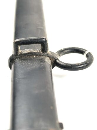 Scheide für eine Blankwaffe, Gesamtlänge 85,5cm,  Klingenöffnung etwa 6 x 21mm. Alter und Herkunft unbekannt.