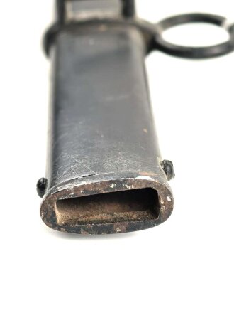 Scheide für eine Blankwaffe, Gesamtlänge 85,5cm,  Klingenöffnung etwa 6 x 21mm. Alter und Herkunft unbekannt.