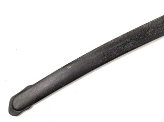 Scheide für eine Blankwaffe, Gesamtlänge 92cm,  Klingenöffnung etwa 10 x 37mm. Alter und Herkunft unbekannt.