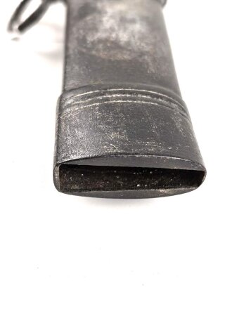 Scheide für eine Blankwaffe, Gesamtlänge 92cm,  Klingenöffnung etwa 10 x 37mm. Alter und Herkunft unbekannt.