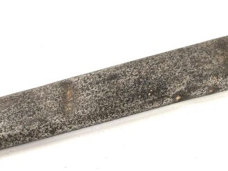 Scheide für eine Blankwaffe, Gesamtlänge 75cm,  Klingenöffnung etwa 9 x 31mm. Alter und Herkunft unbekannt.