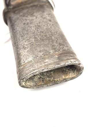 Scheide für eine Blankwaffe, Gesamtlänge 75cm,  Klingenöffnung etwa 9 x 31mm. Alter und Herkunft unbekannt.