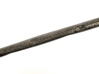Scheide für eine Blankwaffe, Gesamtlänge 75cm,  Klingenöffnung etwa 9 x 31mm. Alter und Herkunft unbekannt.
