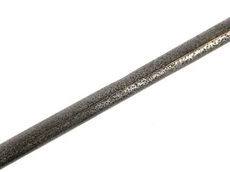 Scheide für eine Blankwaffe, Gesamtlänge 75cm,  Klingenöffnung etwa 9 x 31mm. Alter und Herkunft unbekannt.