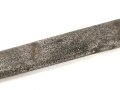 Scheide für eine Blankwaffe, Gesamtlänge 75cm,  Klingenöffnung etwa 9 x 31mm. Alter und Herkunft unbekannt.