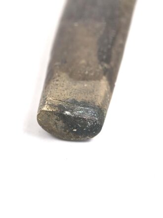 Scheide für eine Blankwaffe, Gesamtlänge 77cm,  Klingenöffnung etwa 5 x 30mm. Alter und Herkunft unbekannt.