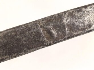 Scheide für eine Blankwaffe, Gesamtlänge 75,5cm,  Klingenöffnung etwa 10 x 30mm. Alter und Herkunft unbekannt.