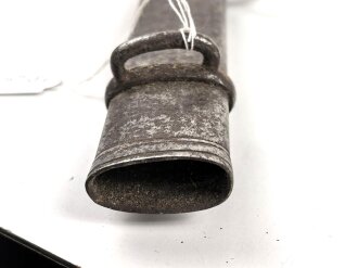 Scheide für eine Blankwaffe, Gesamtlänge 75,5cm,  Klingenöffnung etwa 10 x 30mm. Alter und Herkunft unbekannt.