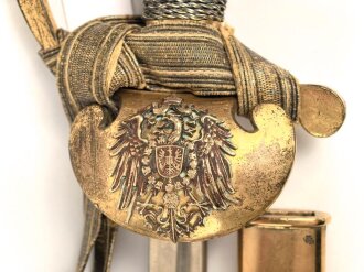 Preußen, Degen für einen Reichsbeamten . Hersteller Eickhorn Solingen, die Scheide im unteren Bereich alt repariert. Mit anhängender Troddel .