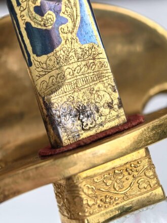 Bayern, Degen für Staatsbeamte, Ausführung ab 1864. Gebläute Klinge in sehr gutem Zustand, die Vergoldung vollständig erhalten, Scheide nicht geschrumpft. Attraktives Stück