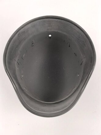 Stahlhelm Glocke Modell 1940. Keinerlei erkennbare Stempelung, ich gehe davon aus, das es sich um ein Stück aus der Nachkriegszeit handelt. Überlackiertes Stück, passend für Innenfutter Kopfgrösse 56/57