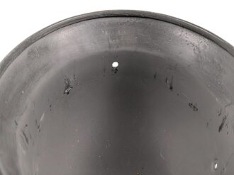Stahlhelm Glocke Modell 1940. Keinerlei erkennbare Stempelung, ich gehe davon aus, das es sich um ein Stück aus der Nachkriegszeit handelt. Überlackiertes Stück, passend für Innenfutter Kopfgrösse 56/57