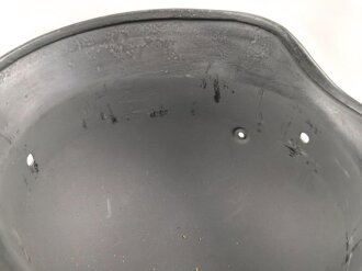 Stahlhelm Glocke Modell 1940. Keinerlei erkennbare Stempelung, ich gehe davon aus, das es sich um ein Stück aus der Nachkriegszeit handelt. Überlackiertes Stück, passend für Innenfutter Kopfgrösse 56/57