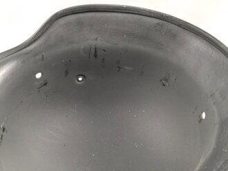 Stahlhelm Glocke Modell 1940. Keinerlei erkennbare Stempelung, ich gehe davon aus, das es sich um ein Stück aus der Nachkriegszeit handelt. Überlackiertes Stück, passend für Innenfutter Kopfgrösse 56/57