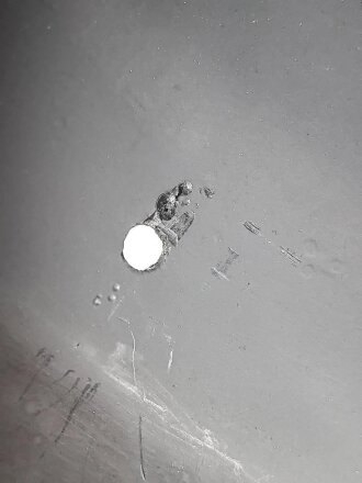 Stahlhelm Glocke Modell 1940. Keinerlei erkennbare Stempelung, ich gehe davon aus, das es sich um ein Stück aus der Nachkriegszeit handelt. Überlackiertes Stück, passend für Innenfutter Kopfgrösse 56/57