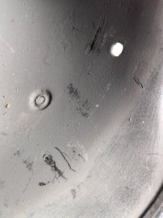 Stahlhelm Glocke Modell 1940. Keinerlei erkennbare Stempelung, ich gehe davon aus, das es sich um ein Stück aus der Nachkriegszeit handelt. Überlackiertes Stück, passend für Innenfutter Kopfgrösse 56/57