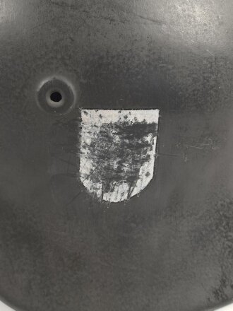 Stahlhelm Glocke Modell 1940. Keinerlei erkennbare Stempelung, ich gehe davon aus, das es sich um ein Stück aus der Nachkriegszeit handelt. Überlackiertes Stück, passend für Innenfutter Kopfgrösse 56/57