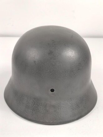 Stahlhelm Glocke Modell 1940. Keinerlei erkennbare Stempelung, ich gehe davon aus, das es sich um ein Stück aus der Nachkriegszeit handelt. Überlackiertes Stück, passend für Innenfutter Kopfgrösse 56/57