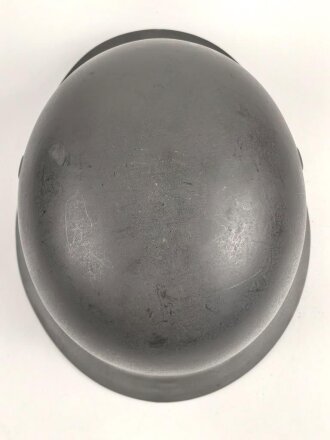 Stahlhelm Glocke Modell 1940. Keinerlei erkennbare Stempelung, ich gehe davon aus, das es sich um ein Stück aus der Nachkriegszeit handelt. Überlackiertes Stück, passend für Innenfutter Kopfgrösse 56/57