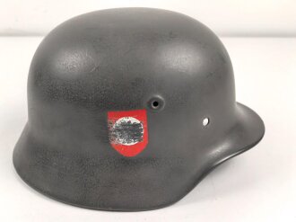 Stahlhelm Glocke Modell 1940. Keinerlei erkennbare Stempelung, ich gehe davon aus, das es sich um ein Stück aus der Nachkriegszeit handelt. Überlackiertes Stück, passend für Innenfutter Kopfgrösse 56/57