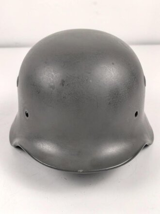 Stahlhelm Glocke Modell 1940. Keinerlei erkennbare Stempelung, ich gehe davon aus, das es sich um ein Stück aus der Nachkriegszeit handelt. Überlackiertes Stück, passend für Innenfutter Kopfgrösse 56/57