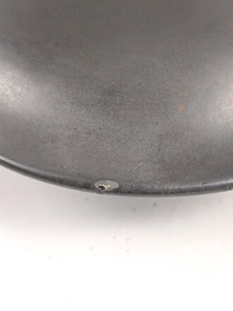 Stahlhelm Glocke Modell 1940. Keinerlei erkennbare Stempelung, ich gehe davon aus, das es sich um ein Stück aus der Nachkriegszeit handelt. Überlackiertes Stück, passend für Innenfutter Kopfgrösse 56/57