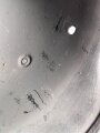 Stahlhelm Glocke Modell 1940. Keinerlei erkennbare Stempelung, ich gehe davon aus, das es sich um ein Stück aus der Nachkriegszeit handelt. Überlackiertes Stück, passend für Innenfutter Kopfgrösse 56/57