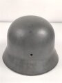 Stahlhelm Glocke Modell 1940. Keinerlei erkennbare Stempelung, ich gehe davon aus, das es sich um ein Stück aus der Nachkriegszeit handelt. Überlackiertes Stück, passend für Innenfutter Kopfgrösse 56/57