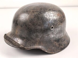 Stahlhelm Wehrmacht Modell 1940. Gereinigte Glocke ET68,  verbautes REPRO Innenfutter, der Kinnriemen vollständig ausgetrocknet, sicherlich auch ein REPRO.