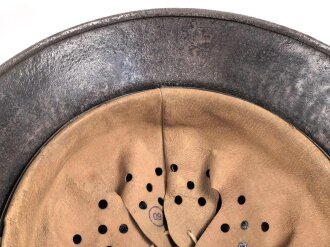 Stahlhelm Wehrmacht Modell 1940. Gereinigte Glocke ET68,  verbautes REPRO Innenfutter, der Kinnriemen vollständig ausgetrocknet, sicherlich auch ein REPRO.