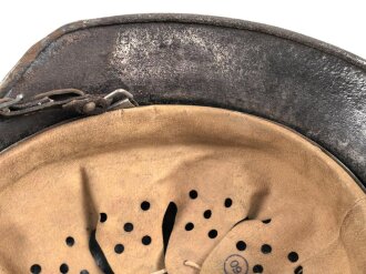 Stahlhelm Wehrmacht Modell 1940. Gereinigte Glocke ET68,  verbautes REPRO Innenfutter, der Kinnriemen vollständig ausgetrocknet, sicherlich auch ein REPRO.