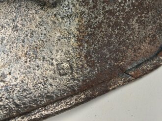 Stahlhelm Wehrmacht Modell 1940. Gereinigte Glocke ET68,  verbautes REPRO Innenfutter, der Kinnriemen vollständig ausgetrocknet, sicherlich auch ein REPRO.