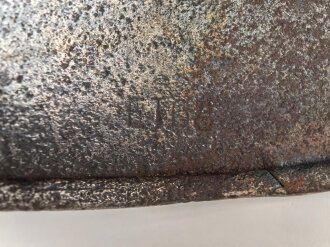 Stahlhelm Wehrmacht Modell 1940. Gereinigte Glocke ET68,  verbautes REPRO Innenfutter, der Kinnriemen vollständig ausgetrocknet, sicherlich auch ein REPRO.