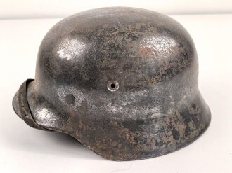 Stahlhelm Wehrmacht Modell 1940. Gereinigte Glocke ET68,  verbautes REPRO Innenfutter, der Kinnriemen vollständig ausgetrocknet, sicherlich auch ein REPRO.