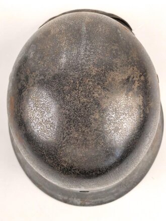 Stahlhelm Wehrmacht Modell 1940. Gereinigte Glocke ET68,  verbautes REPRO Innenfutter, der Kinnriemen vollständig ausgetrocknet, sicherlich auch ein REPRO.