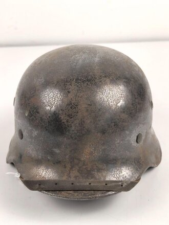 Stahlhelm Wehrmacht Modell 1940. Gereinigte Glocke ET68,  verbautes REPRO Innenfutter, der Kinnriemen vollständig ausgetrocknet, sicherlich auch ein REPRO.