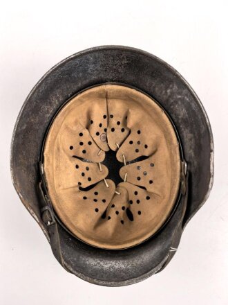 Stahlhelm Wehrmacht Modell 1940. Gereinigte Glocke ET68,  verbautes REPRO Innenfutter, der Kinnriemen vollständig ausgetrocknet, sicherlich auch ein REPRO.