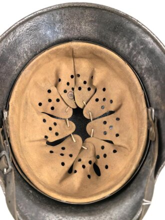 Stahlhelm Wehrmacht Modell 1940. Gereinigte Glocke ET68,  verbautes REPRO Innenfutter, der Kinnriemen vollständig ausgetrocknet, sicherlich auch ein REPRO.