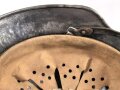 Stahlhelm Wehrmacht Modell 1940. Gereinigte Glocke ET68,  verbautes REPRO Innenfutter, der Kinnriemen vollständig ausgetrocknet, sicherlich auch ein REPRO.